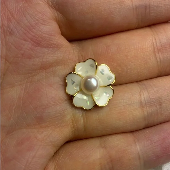 Elegant White and Gold Flower Earrings - Picture 4 of 7